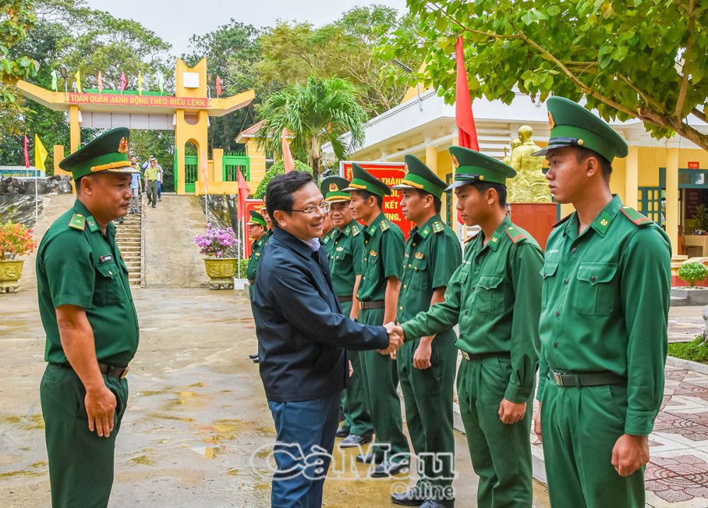 Phó bí thư Thường trực Tỉnh uỷ Nguyễn Đức Hiển thăm hỏi chiến sĩ Đồn Biên phòng Hòn Khoai.