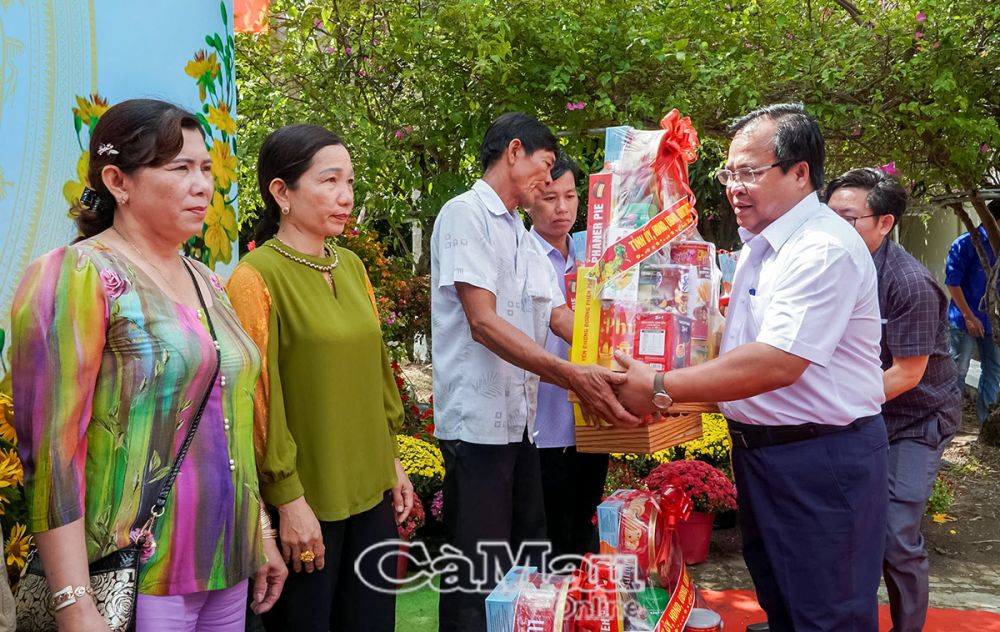 Phó Chủ tịch UBND tỉnh Nguyễn Minh Luân tặng quà bà con vùng căn cứ