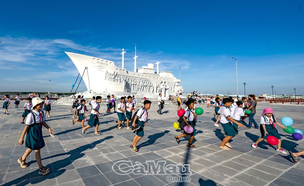 Di tích Lịch sử Quốc gia Ðiểm tập kết ra Bắc giai đoạn 1954-1955 tại khu bờ Nam, thị trấn Sông Ðốc, hứa hẹn sẽ đón nhiều du khách đến tham quan.