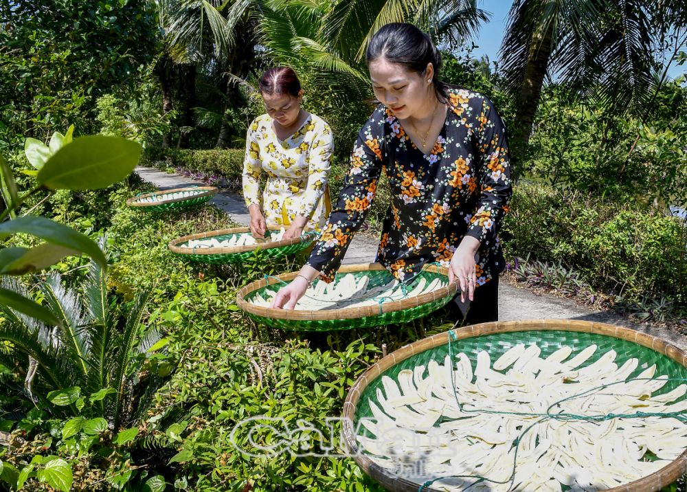 Nét đẹp bình dị, khoé léo, tỉ mỉ của phụ nữ nông thôn.