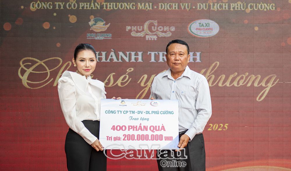 Bà Nguyễn Thị Ngọc Mai, Chủ tịch Hội đồng quản trị, Tổng giám đốc công ty trao bảng tượng trưng 400 suất quà cho ông Nguyễn Văn Nhâm, Phó chủ tịch Thường trực HĐND TP Cà Mau 