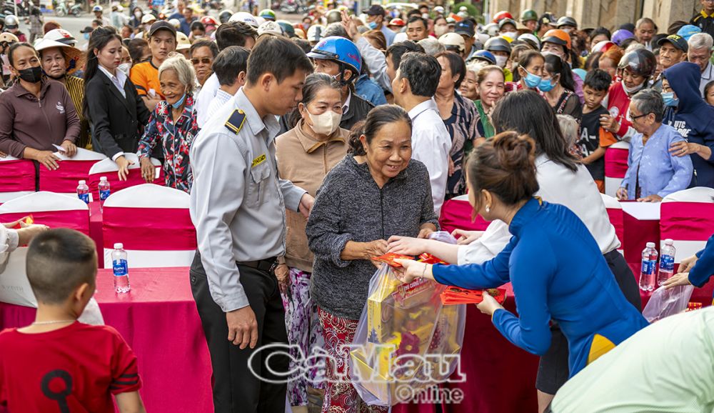 Mỗi suất gồm quà và phong bao lì xì mang tết ấm cho 400 gia đình khó khăn trên địa bàn thành phố