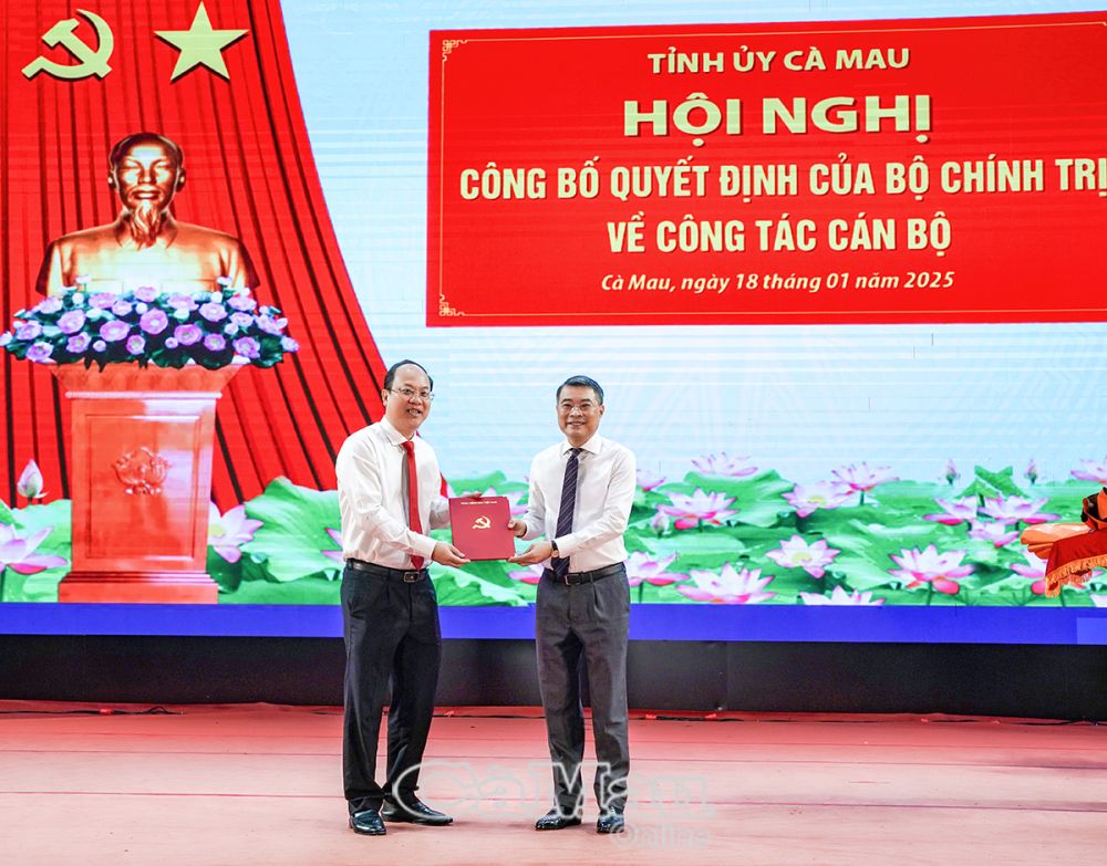 2-Thừa uỷ quyền của Bộ Chính trị, Trưởng ban Tổ chức Trung ương Lê Minh Hưng trao quyết định điều động và chúc mừng đồng chí Nguyễn Hồ Hải.