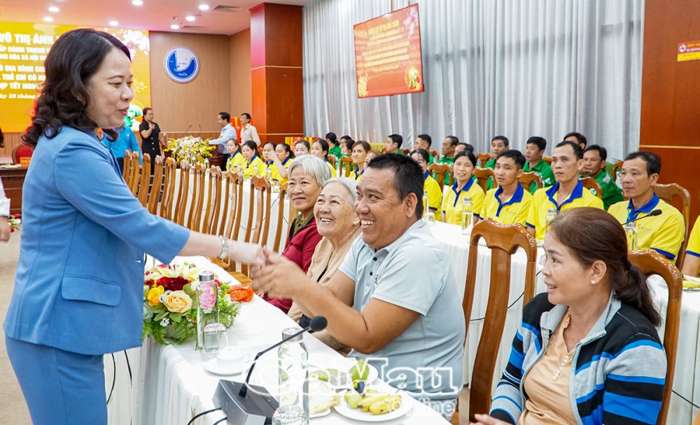 Đồng chí Võ Thị Ánh Xuân thân tình, chu đáo, thăm hỏi bà con tỉnh Cà Mau trong chuyến về thăm, chúc Tết, tặng quà dịp Tết nguyên đán Ất Tỵ 2025.