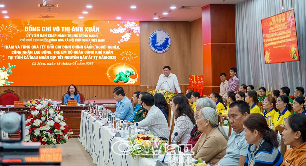 Chủ tịch UBND tỉnh Cà Mau Phạm Thành Ngại báo cáo tóm tắt về tình hình địa phương với đoàn công tác của đồng chí Phó chủ tịch nước.