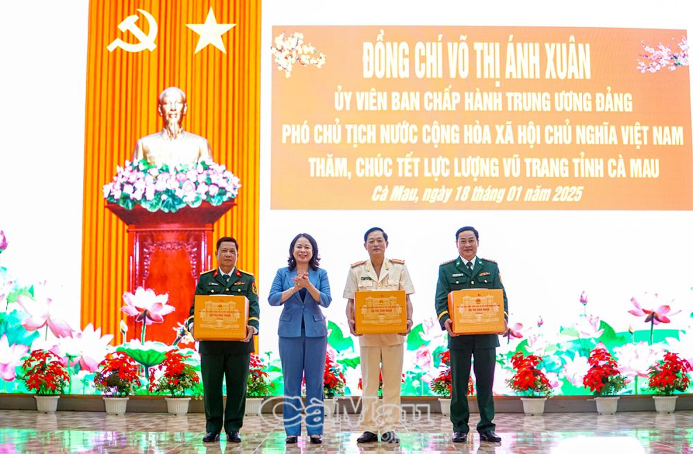 Đồng chí Võ Thị Ánh Xuân trao những phần quà Tết đến các lực lượng vũ trang tỉnh Cà Mau.