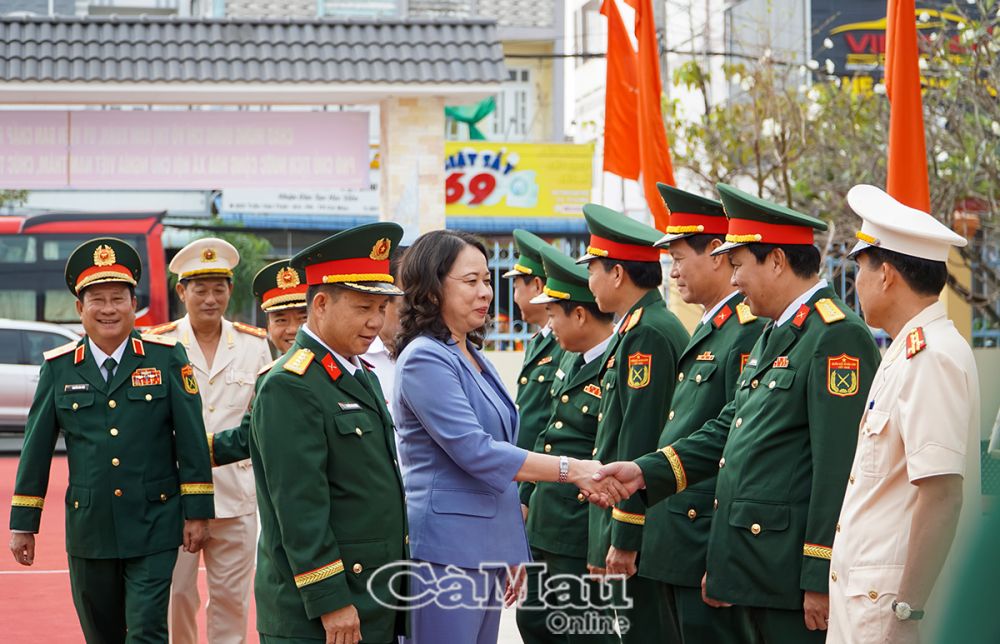 Đồng chí Võ Thị Ánh Xuân gặp gỡ, chúc mừng Tết nguyên đán các lực lượng vũ trang tỉnh Cà Mau.