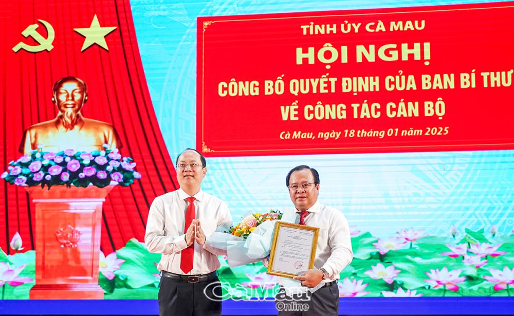  Bí thư Tỉnh ủy Cà Mau Nguyễn Hồ Hải trao Quyết định và chúc mừng đồng chí Nguyễn Minh Luân