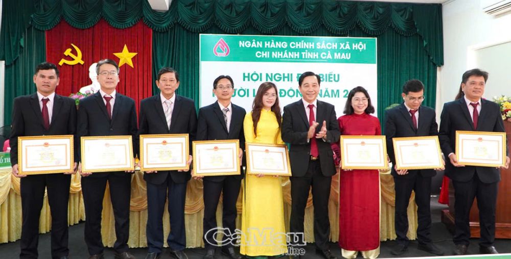 ông Nguyễn Quốc Bảo, Giám đốc NHCSXH tỉnh trao bằng khen của Ngân hàng nhà nước  cho các cá nhân hoàn thành xuất sắc nhiệm vụ năm 2023