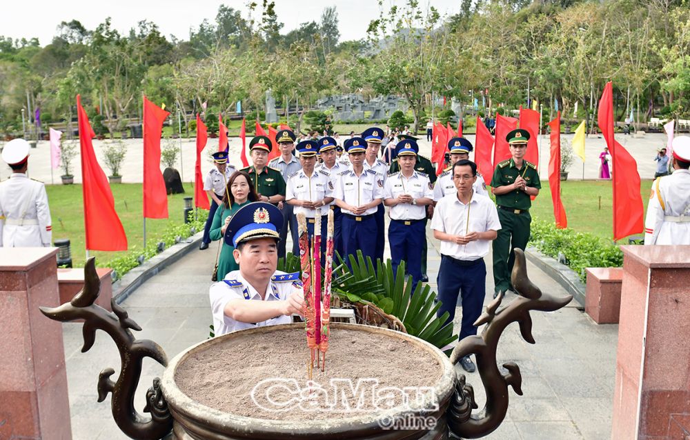 Trung tướng Bùi Quốc Oai cùng đoàn công tác đến dâng hoa, dâng hương tại Đền thờ Thổ Châu (đảo Thổ Chu, Kiên Giang) và Nghĩa trang liệt sĩ Hàng Dương (Côn Đảo, Bà Rịa - Vũng Tàu).