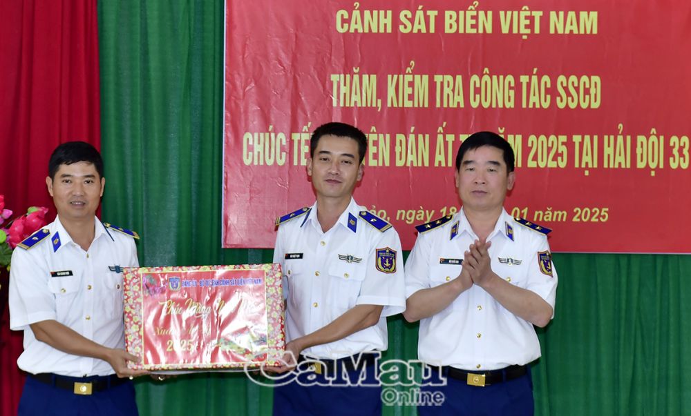 Trung tướng Bùi Quốc Oai đến thăm,  kiểm tra công tác sẵn sàng chiến đấu, chúc tết, tặng quà tại Hải đội 33 - Côn Đảo. 