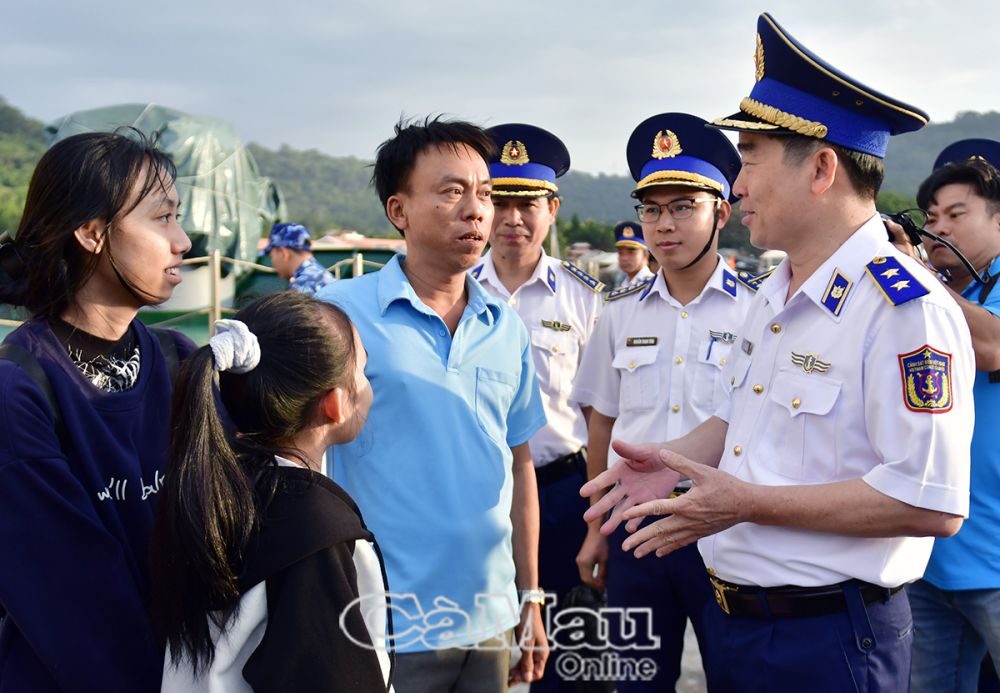  Chuyến tàu ra đảo Thổ Chu còn chở theo các em học sinh học giỏi ở đảo đang theo học tại đất liền từ Dự án “Ươm mầm tương lai” thuộc Quỹ học bổng Vừ A Dính về quê ăn tết. (Trong ảnh: Trung tướng Bùi Quốc Oai, Chính uỷ Cảnh sát biển Việt Nam thăm hỏi, động viên phụ huynh và các em học sinh tại cầu cảng đảo Thổ Chu, xã Thổ Châu, TP Phú Quốc, tỉnh Kiên Giang).