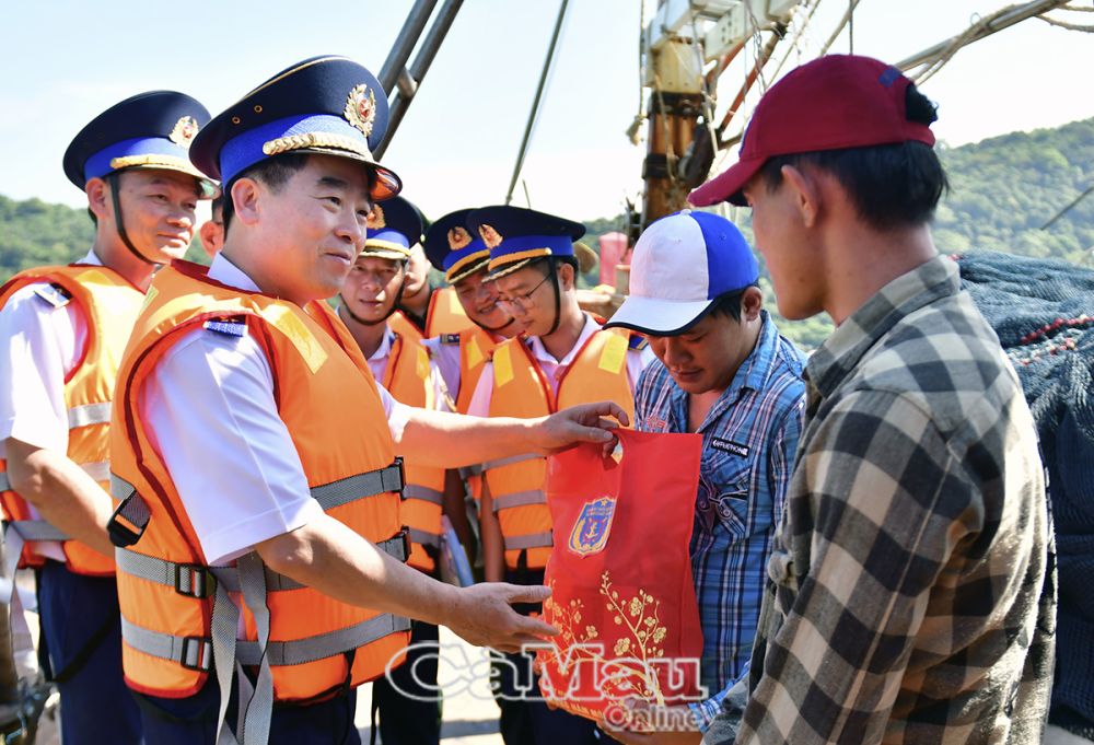 Trung tướng Bùi Quốc Oai, Chính uỷ Cảnh sát biển Việt Nam, tặng quà, động viên ngư dân khai thác hải sản an toàn, đúng quy định.