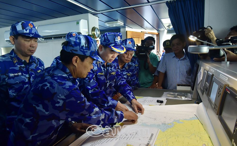 Trung tướng Bùi Quốc Oai cùng các lực lượng Vùng CSB 4, Vùng CSB 3 kiểm tra hoạt động tàu cá, các lực lượng trực canh trên sơ đồ trên tàu CSB 8005 tại vùng biển giáp ranh Việt Nam - Malaysia - Thái Lan.