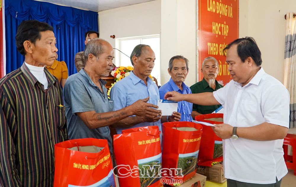 Phó chủ tịch UBND tỉnh Nguyễn Minh Luân trao quà tết cho các gia đình chính sách, người có công tại xã Hồ Thị Kỷ, huyện Thới Bình.