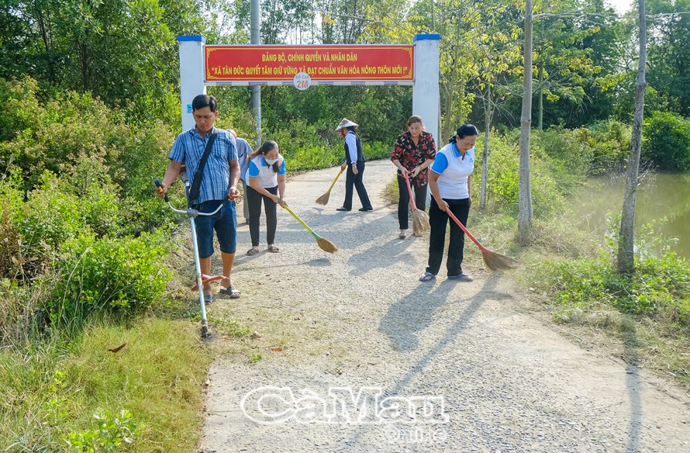 Ðể đón Tết, người dân trong xóm, ấp không quên dọn vệ sinh xung quanh khu vực mình sinh sống.