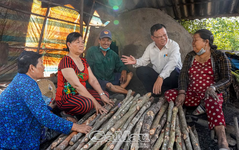 Ông Ðặng Văn Mỹ tham quan mô hình hầm than tại ấp Tân Tiến, xã Tân Ân Tây, huyện Ngọc Hiển.