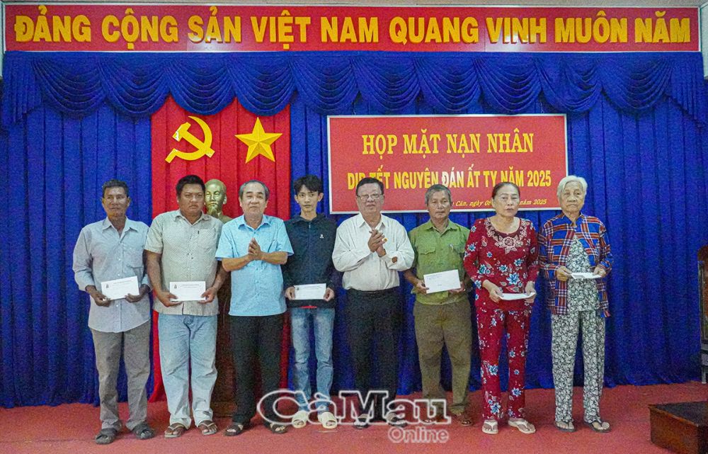 Trao quà cho nạn nhân da cam tại thị trấn Năm Căn, huyện Năm Căn.