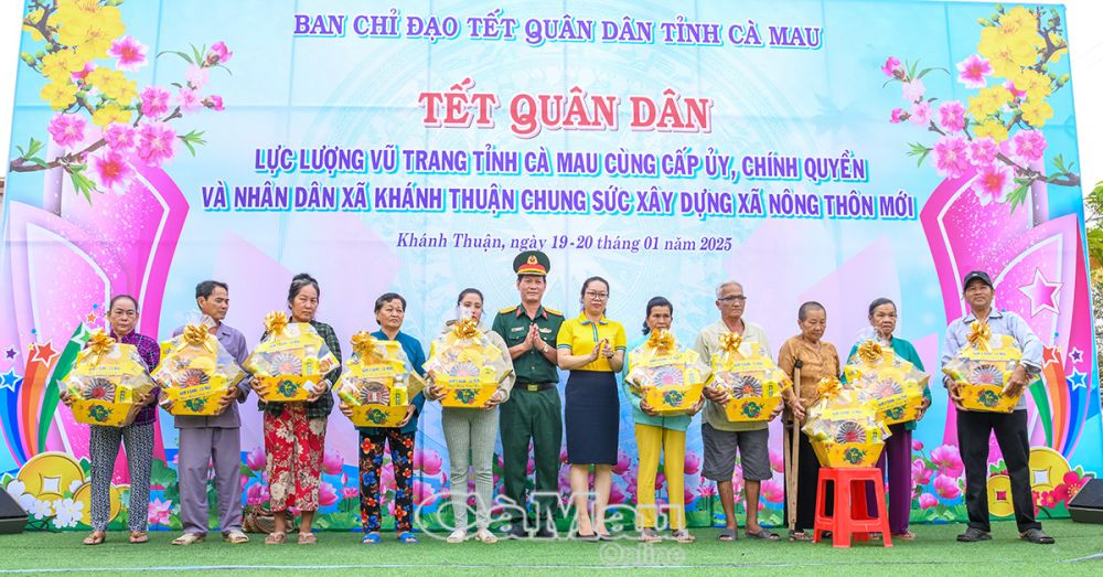 Đại tá Lê Quang Luật tặng quà tết cho các hộ nghèo, hộ khó khăn trên địa bàn xã Khánh Thuận.