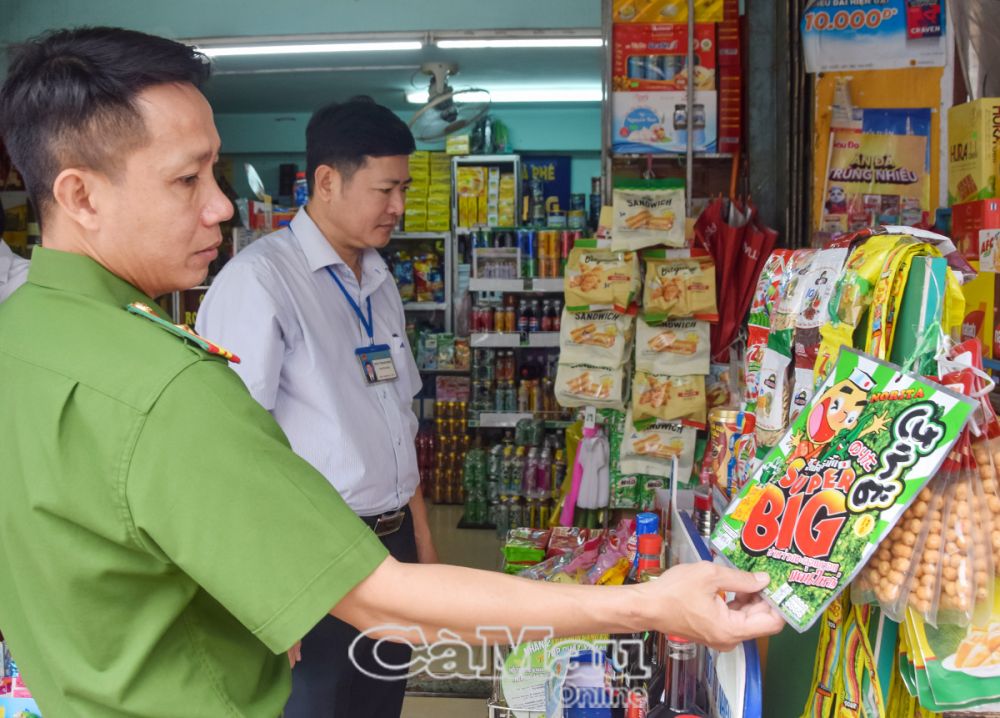 Ðội Kiểm tra liên ngành 389 kiểm tra việc mua bán trên địa bàn Phường 2.