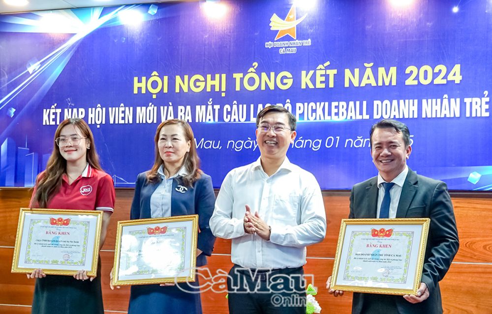 Hội Liên hiệp Thanh niên Việt Nam tỉnh Cà Mau tặng bằng khen cho các công ty có thành tích tham gia tích cực trong các hoạt động của Hội trong năm 2024.