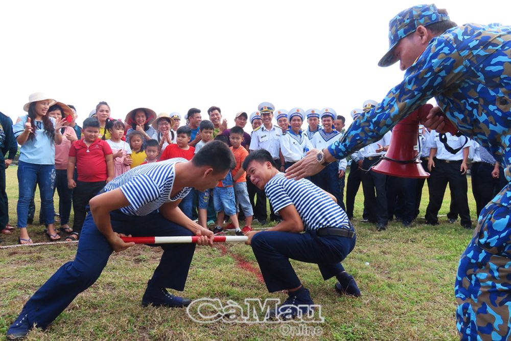 Trò chơi đẩy gậy hấp dẫn lính đảo.