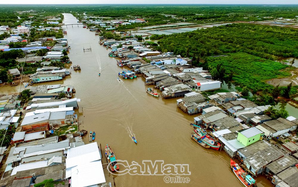 Huyện Ngọc Hiển đang dồn sức để đạt chuẩn nông thôn mới vào cuối năm 2025. Ảnh: THANH CHÍNH