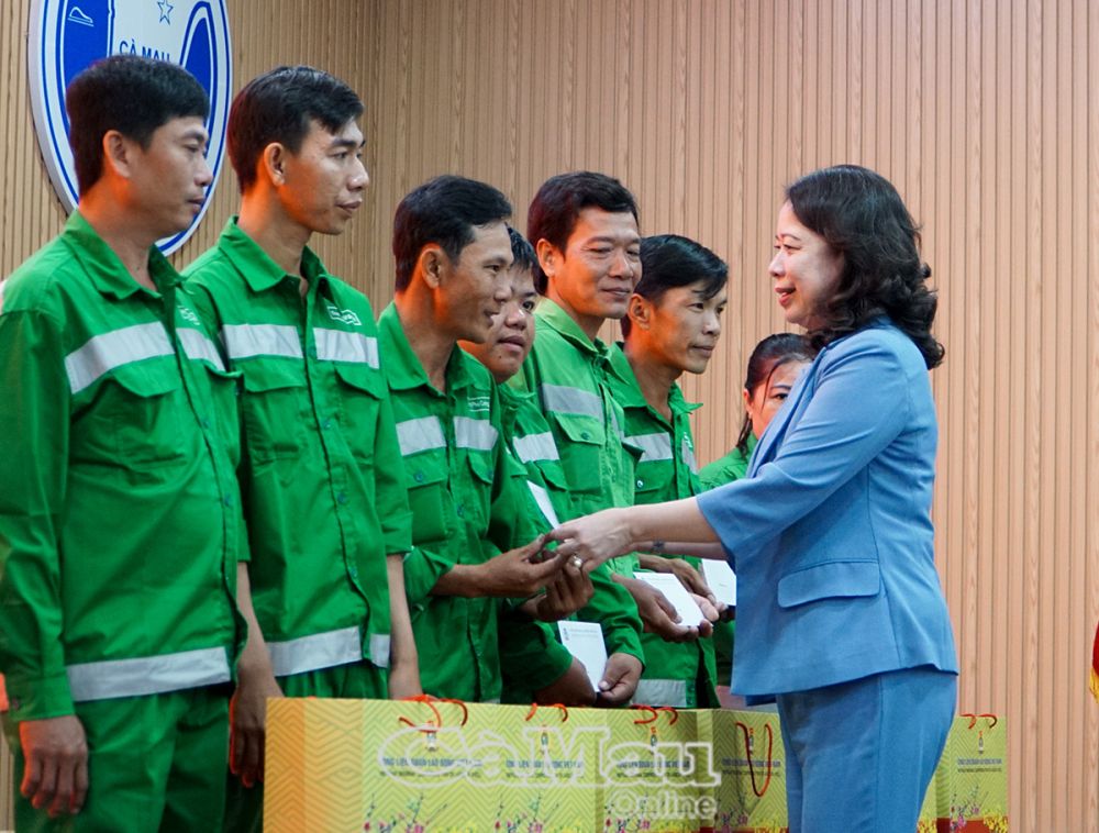 Mang Tết đến cho công nhân lao động. (Trong ảnh: Phó chủ tịch nước Võ Thị Ánh Xuân trao quà cho người lao động tỉnh Cà Mau nhân dịp tết Nguyên đán Ất Tỵ 2025).