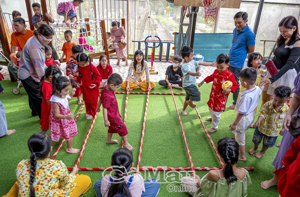 Các bé hào hứng khi được trải nghiệm các trò chơi dân gian xưa như: nhảy sạp, ném bóng, quay số trúng thưởng, thuyền thúng... (Ảnh chụp tại Trường Mầm non Hạnh Phúc).