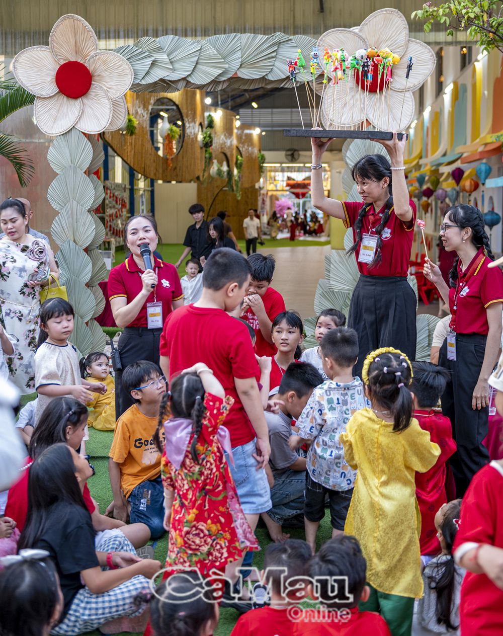 Các bé Trường Mầm non Hoàng Oanh được vui chơi, thoả sức sáng tạo, phát huy trí tưởng tượng phong phú của bản thân.