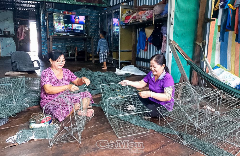 Bà Trần Thị Thu (bên phải) đến thăm mô hình đan lọp cua của gia đình bà Mai Thị Lệ.