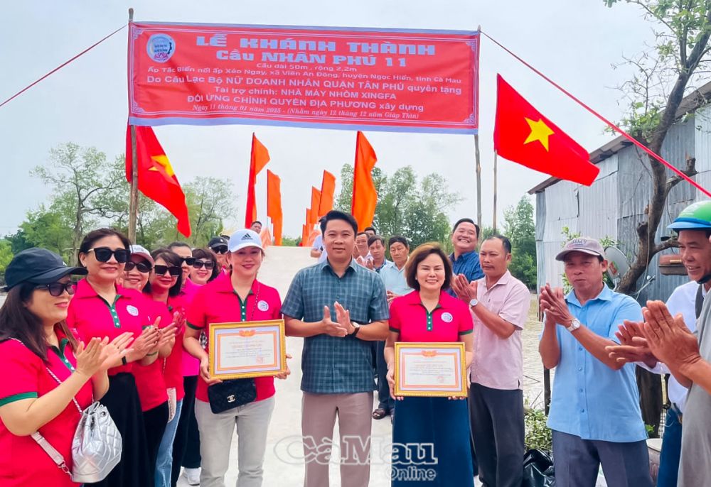 Ông Trần Minh Ðẳng, Bí thư Ðảng uỷ xã Viên An Ðông, ghi nhận sự đóng góp của mạnh thường quân hỗ trợ xây dựng cầu An Phú 11 nối liền ấp Tắc Biển và ấp Xẻo Ngay.