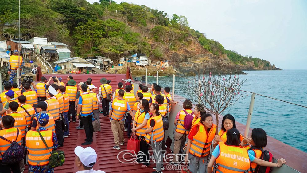 Các đại biểu tham gia đoàn công tác chuẩn bị lên đảo Hòn Chuối.