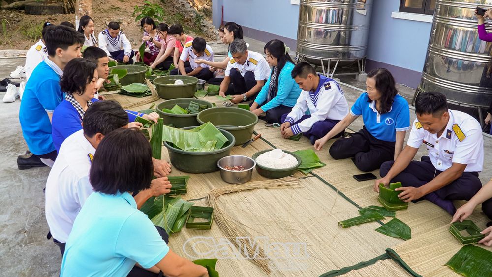 Các đại biểu gói bánh chưng cùng cán bộ, chiến sĩ trên đảo Nam Du.