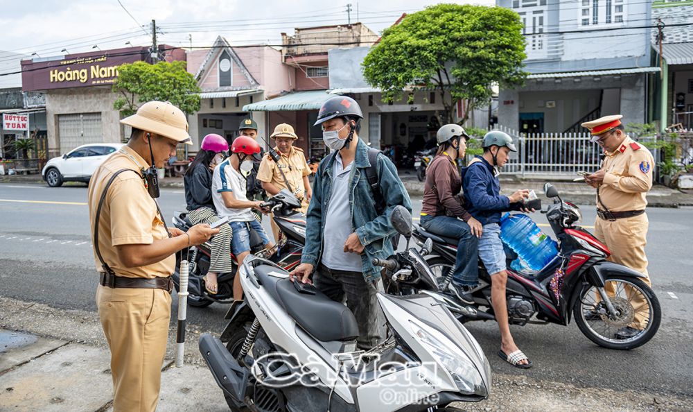 Cảnh sát giao thông tăng cường kiểm tra theo các chuyên đề, trong đó tập trung xử lý nghiêm về vi phạm nồng độ cồn, vì đây là nguyên nhân chính dẫn đến tai nạn giao thông.