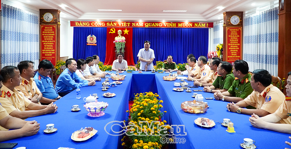 Phó Bí thư Tỉnh ủy, Chủ tịch UBND tỉnh Phạm Thành Ngại, Trưởng Ban ATGT tỉnh nói chuyện với các lực lượng làm nhiệm vụ đảm bảo TTXT, TTATGT trên địa bàn tỉnh