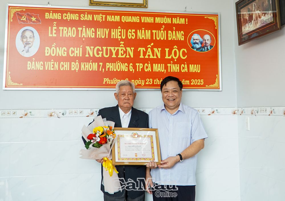 Đồng chí Phạm Thành Ngại chúc mừng đảng viên Nguyễn Tấn Lộc vinh dự nhận Huy hiệu 65 năm tuổi Đảng.