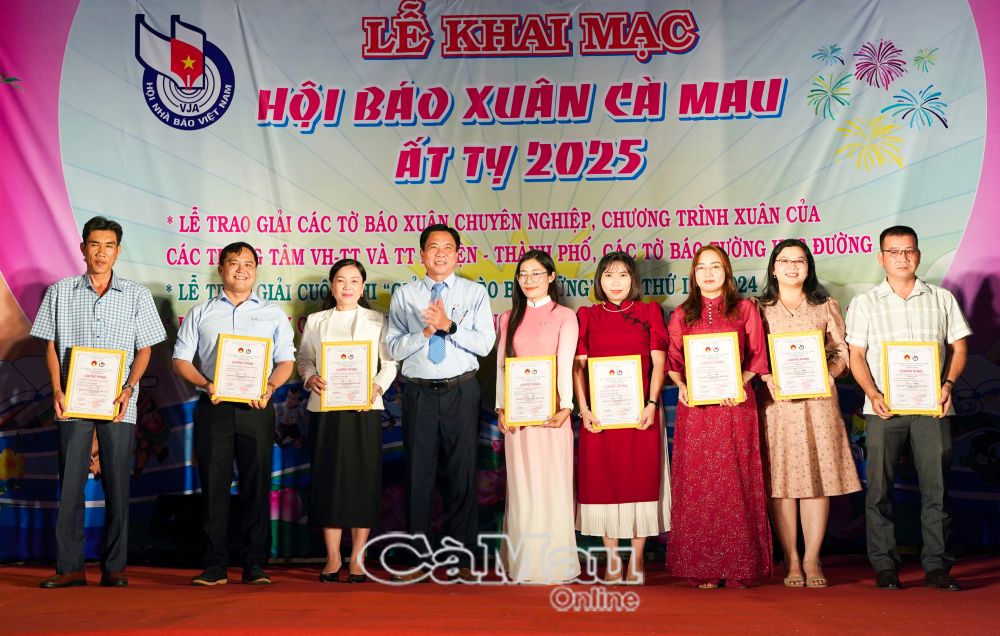 Ông Phạm Thanh Phong, Giám Đốc Đài PT&TH trao giải A Giải “Giảm nghèo bền vững” cho các tác giả đoạt giải thể loại phát thanh- Truyền Hình