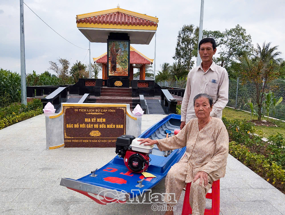 Bà Đỗ Thị Bảy và con trai là ông Lê Minh Sáng xúc động trước món quà là vỏ và máy do bà Châu Nhật Sinh trao tặng