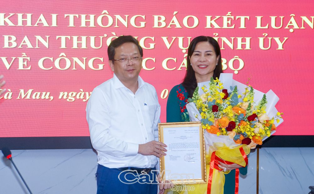 Phó bí thư Thường trực Tỉnh uỷ Cà Mau Nguyễn Đức Hiển trao quyết định và chúc mừng đồng chí Lê Thị Nhung.