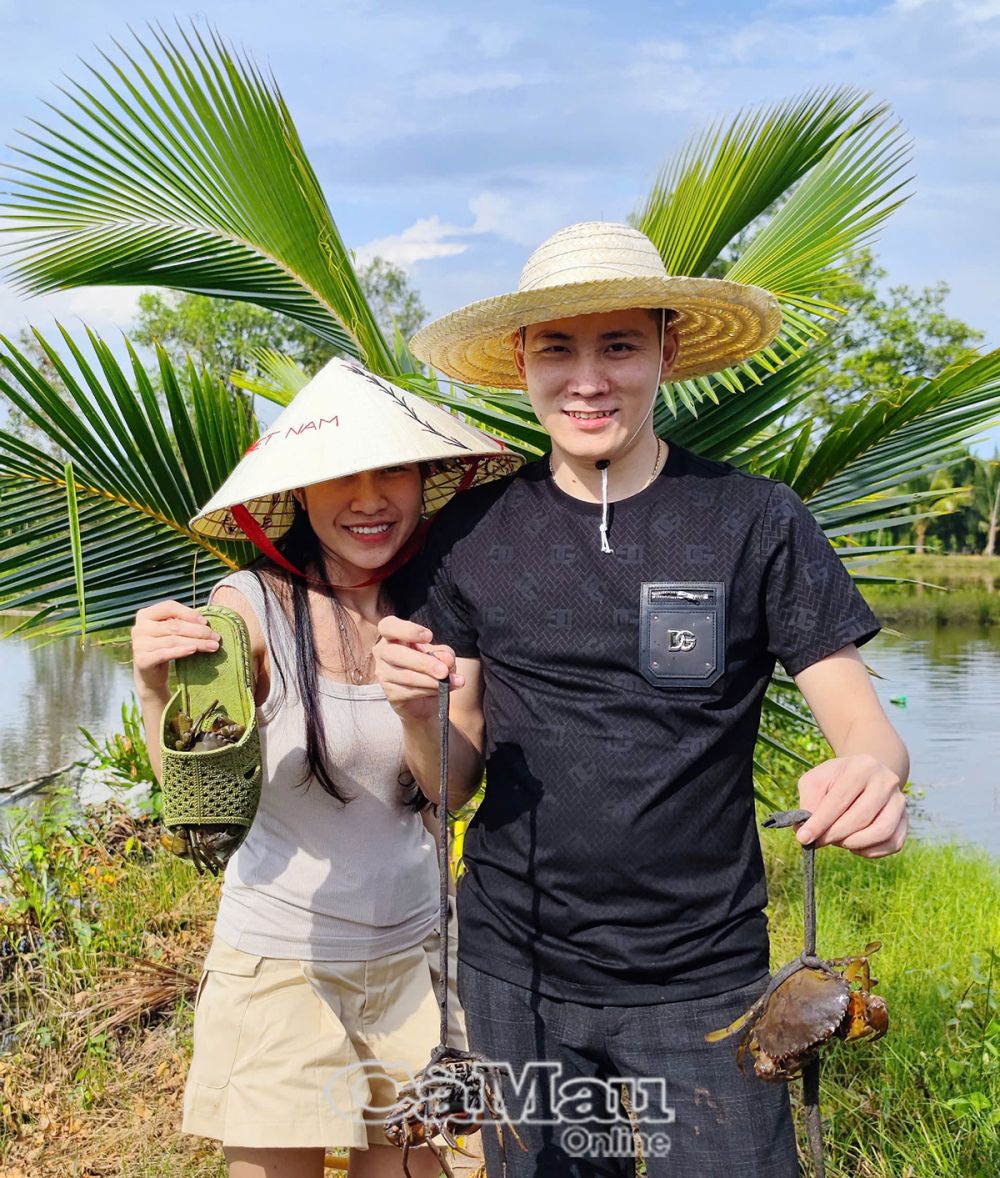 Bắt cua, gác kèo ong...  là những trải nghiệm thú vị mà các bạn trẻ yêu thích.