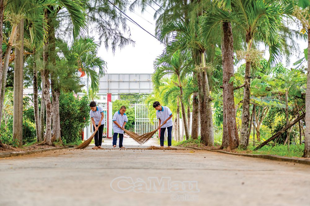 Dọn dẹp vệ sinh cũng là dịp để các em thể hiện sự đoàn kết, tinh thần làm việc nhóm và góp phần giữ gìn môi trường sống sạch, đẹp. (Ảnh chụp tại Trung tâm Bảo trợ xã hội tỉnh).