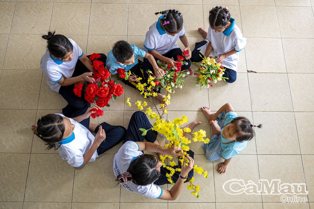 Chăm chỉ làm hoa để trang trí Tết, không chỉ góp phần làm đẹp không gian mà còn giúp các em tại Trung tâm Bảo trợ xã hội có thêm sức sáng tạo và rèn luyện kỹ năng, đồng thời tạo nên những kỷ niệm ý nghĩa trong quá trình phát triển nhân cách.