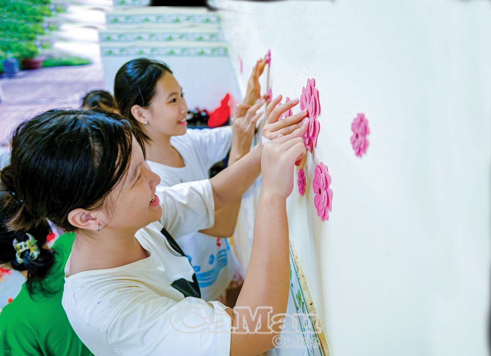 Ðể ngôi nhà thêm đẹp trong ngày Tết, các cháu gái tại Làng trẻ em SOS tự tay làm hoa để trang trí.