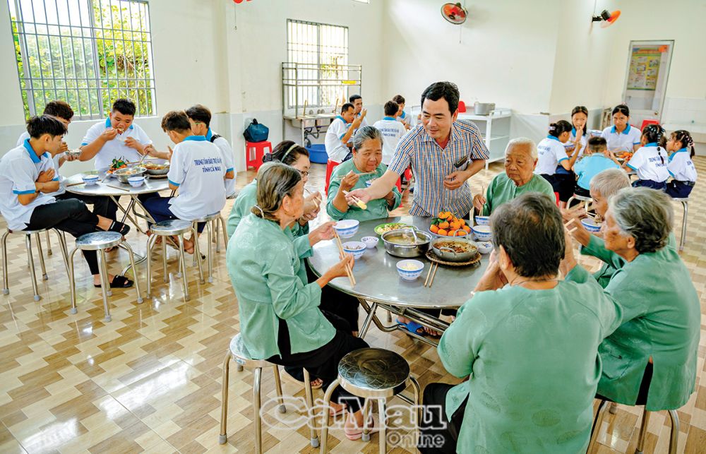 Bữa cơm ấm áp không khí gia đình tại Trung tâm Bảo trợ xã hội tỉnh Cà Mau.