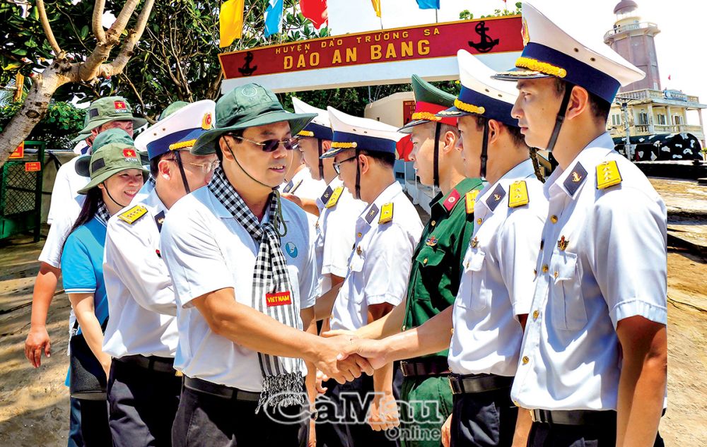 Ðồng chí Nguyễn Tiến Hải và các thành viên Ðoàn công tác thăm cán bộ, chiến sĩ trên đảo An Bang.