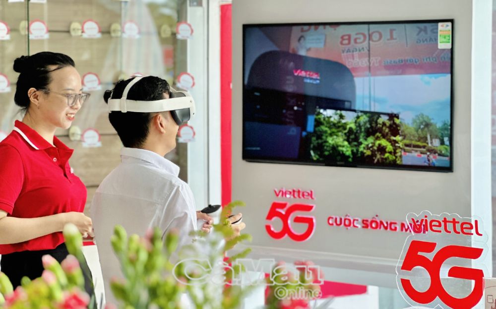 Người dân trải nghiệm công nghệ 5G mới tại Viettel Cà Mau.