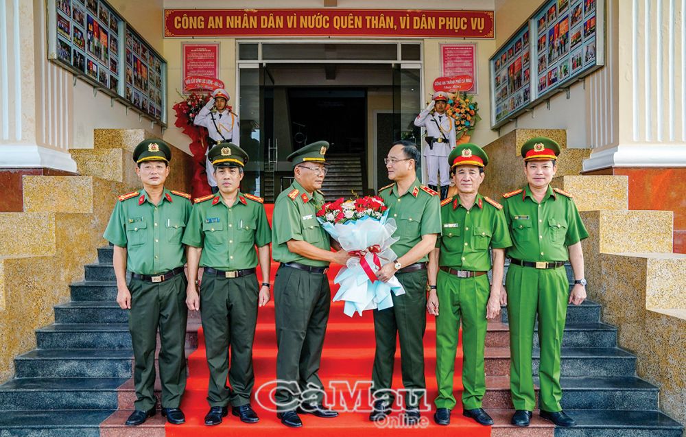 Ðại tá Phạm Thành Sỹ, Giám đốc Công an tỉnh Cà Mau tặng hoa Trung tướng Phạm Thế Tùng (thứ ba từ phải sang), Uỷ viên Ban Thường vụ Ðảng uỷ Công an Trung ương, Thứ trưởng Bộ Công an dịp Hội thảo khoa học Thắng lợi Kế hoạch phản gián CM12. Ảnh: HUỲNH LÂM