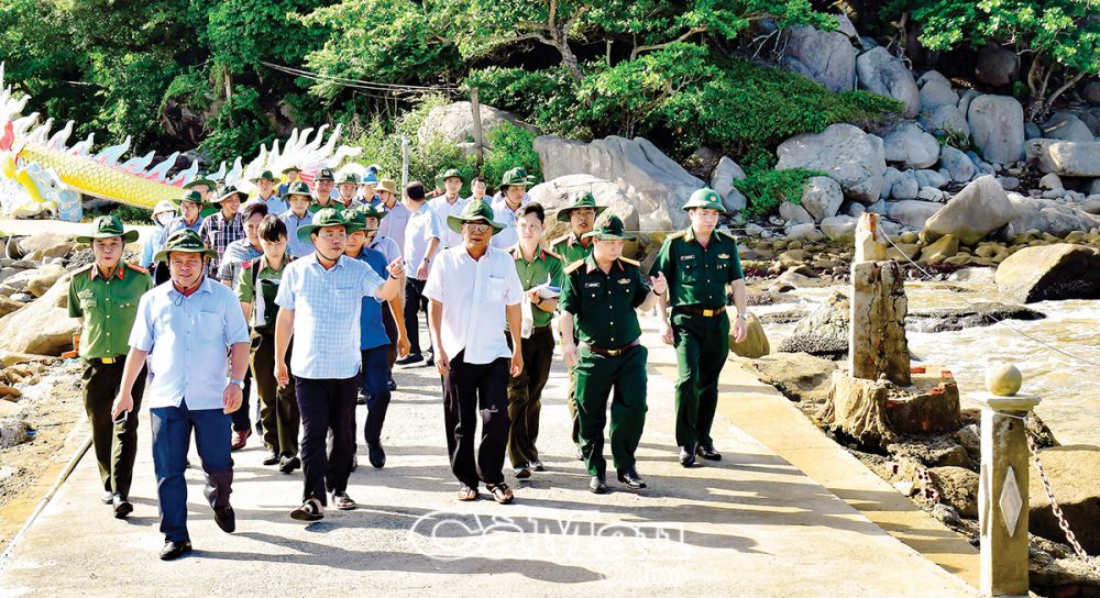 Ðồng chí Nguyễn Tiến Hải, Uỷ viên Ban Chấp hành Trung ương Ðảng, Bí thư Tỉnh uỷ, Chủ tịch HÐND tỉnh, kiểm tra các công trình tại hòn Ðá Bạc (ngày 7/8/2024). Ảnh: T.M