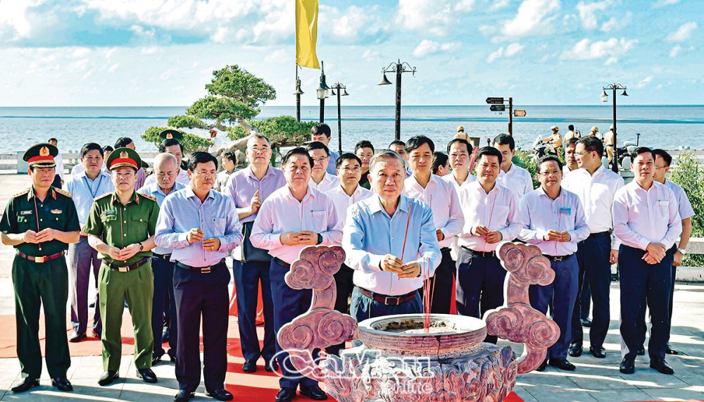 Tổng bí thư Tô Lâm và các thành viên trong đoàn công tác, lãnh đạo tỉnh dâng hương tại Ðền thờ Quốc tổ Lạc Long Quân trong Khu Du lịch Quốc gia Mũi Cà Mau (xã Ðất Mũi, huyện Ngọc Hiển). Ảnh: THANH MINH